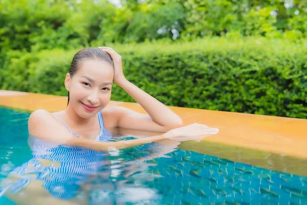 Güzel Bir Asyalı Kadın Portresi Rahat Yüzme Havuzunda Gülümse — Stok fotoğraf