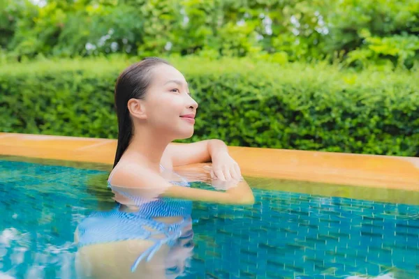 Porträt Schöne Junge Asiatische Frau Entspannen Lächeln Rund Den Pool — Stockfoto