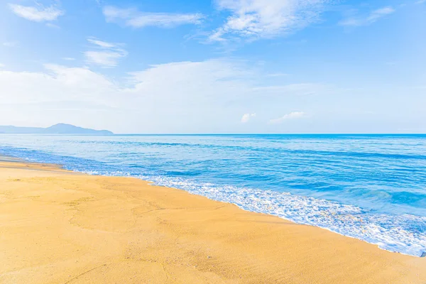 Prachtig Tropisch Strand Zee Oceaan Met Blauwe Lucht Witte Wolk — Stockfoto