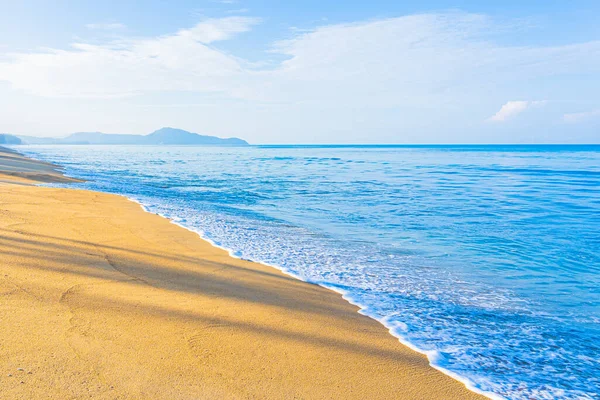 Hermosa Playa Tropical Mar Océano Con Cielo Azul Nube Blanca — Foto de Stock