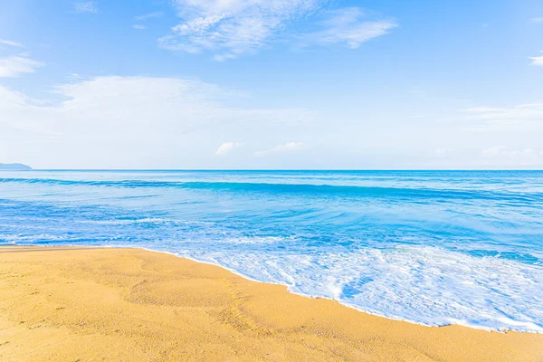 Bella Spiaggia Tropicale Mare Oceano Con Cielo Blu Nuvola Bianca — Foto Stock