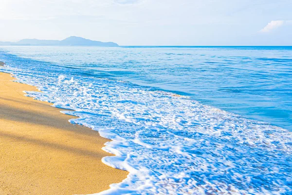 Hermosa Playa Tropical Mar Océano Con Cielo Azul Nube Blanca — Foto de Stock