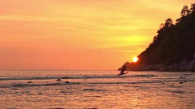 Güzel dalgalı denizin sakin görüntüleri.