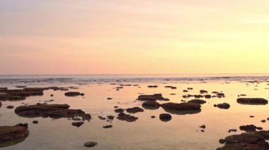 Güzel dalgalı denizin sakin görüntüleri.