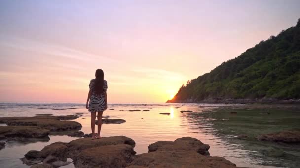 Metraje Hermosa Mujer Asiática Relajándose Orilla Del Mar Durante Las — Vídeos de Stock