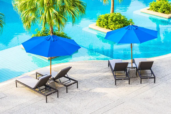 Gyönyörű Üres Szék Esernyővel Körül Szabadtéri Medence Hotel Üdülőhely Nyaralás — Stock Fotó