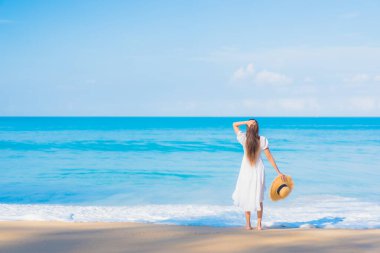 Güzel bir Asyalı kadın portresi. Rahatla. Deniz kıyısı okyanusunda rahatça gülümse.