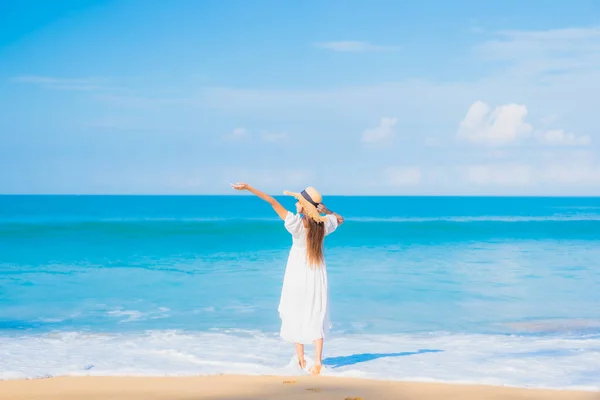 美しい若いアジアの女性の肖像旅行休暇で青い空に白い雲と海のビーチの海の周りの笑顔のレジャーをリラックス — ストック写真