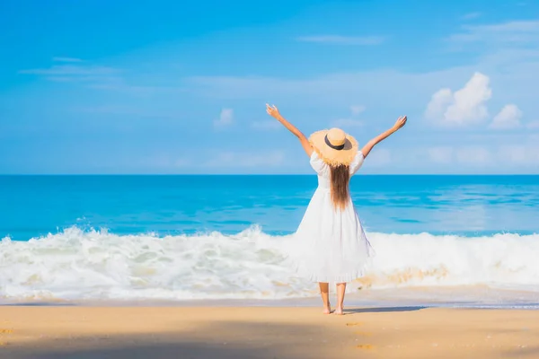 美しい若いアジアの女性の肖像旅行休暇で青い空に白い雲と海のビーチの海の周りの笑顔のレジャーをリラックス — ストック写真