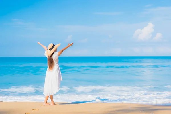 美しい若いアジアの女性の肖像旅行休暇で青い空に白い雲と海のビーチの海の周りの笑顔のレジャーをリラックス — ストック写真