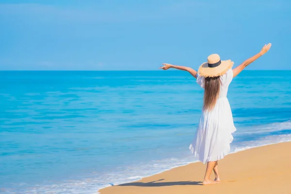 美しい若いアジアの女性の肖像旅行休暇で青い空に白い雲と海のビーチの海の周りの笑顔のレジャーをリラックス — ストック写真