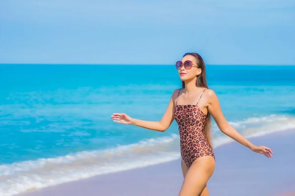 Porträtt Vacker Ung Asiatisk Kvinna Koppla Leende Fritid Runt Havet — Stockfoto