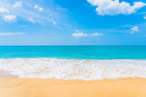 Hermosa Playa Naturaleza Tropical Mar Océano Con Nubes Blancas Cielo — Foto de Stock