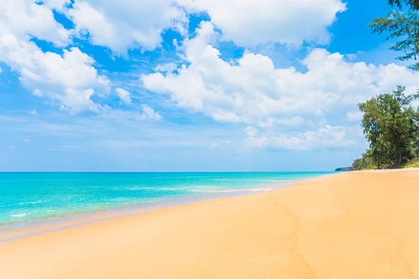 Hermosa Playa Naturaleza Tropical Mar Océano Con Nubes Blancas Cielo — Foto de Stock