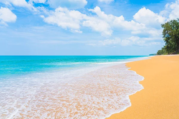 Hermosa Playa Naturaleza Tropical Mar Océano Con Nubes Blancas Cielo — Foto de Stock