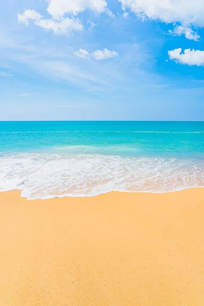 Bela Natureza Tropical Praia Mar Oceano Com Nuvem Branca Céu — Fotografia de Stock