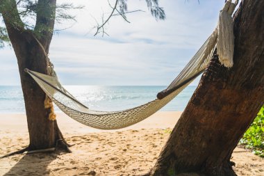 Tropikal deniz okyanusunda boş bir hamak. Tatil seyahatinde rahatla.