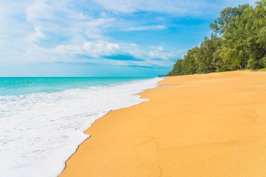 Beyaz bulutlu güzel tropikal deniz okyanusu ve doğa arka planı için mavi gökyüzü.