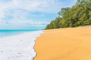 Beyaz bulutlu güzel tropikal deniz okyanusu ve doğa arka planı için mavi gökyüzü.