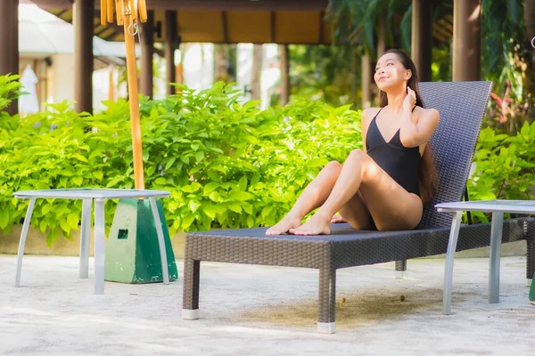 Retrato Hermosa Joven Mujer Asiática Sonrisa Relajarse Ocio Alrededor Piscina — Foto de Stock