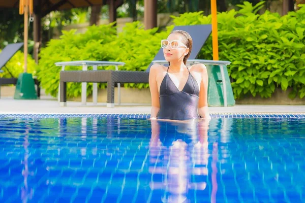 Asyalı Güzel Bir Kadının Portresi Gülümsüyor Otelin Havuzunda Rahatça Yüzebiliyor — Stok fotoğraf