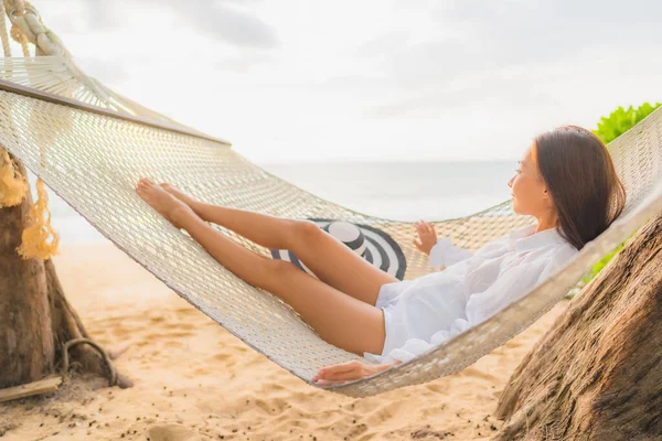 Retrato Bonito Jovem Asiático Mulher Relaxar Rede Torno Praia Mar — Fotografia de Stock