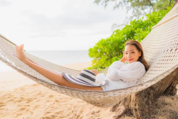 Ritratto Bella Giovane Donna Asiatica Rilassarsi Amaca Intorno Spiaggia Mare — Foto Stock