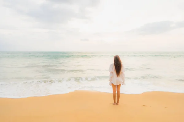 Retrato Bonito Jovem Asiático Mulher Relaxar Lazer Torno Praia Livre — Fotografia de Stock