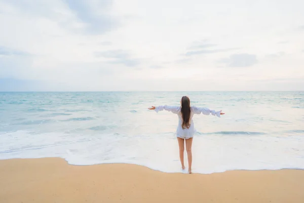 亚洲年轻貌美的女子在户外海滨海滨度假时放松一下 — 图库照片