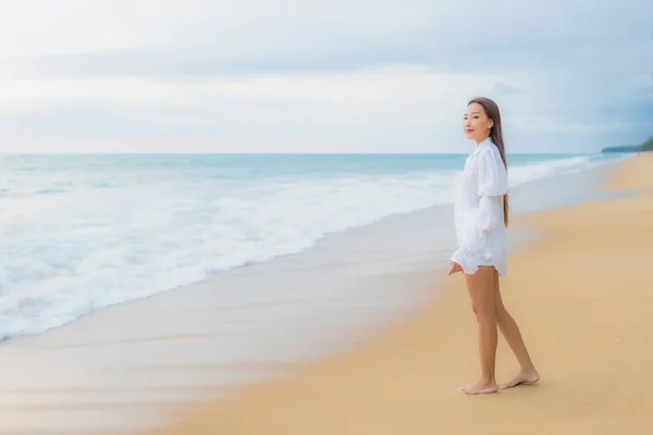 Портрет Красивая Молодая Азиатская Женщина Расслабиться Досуг Открытом Пляже Океана — стоковое фото