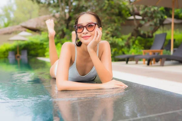 Retrato Hermosa Joven Mujer Asiática Relajarse Sonrisa Ocio Alrededor Piscina — Foto de Stock