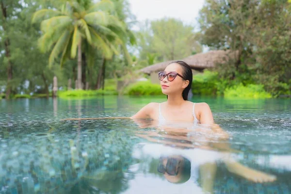 Retrato Bonito Jovem Asiático Mulher Relaxar Sorriso Lazer Redor Piscina — Fotografia de Stock