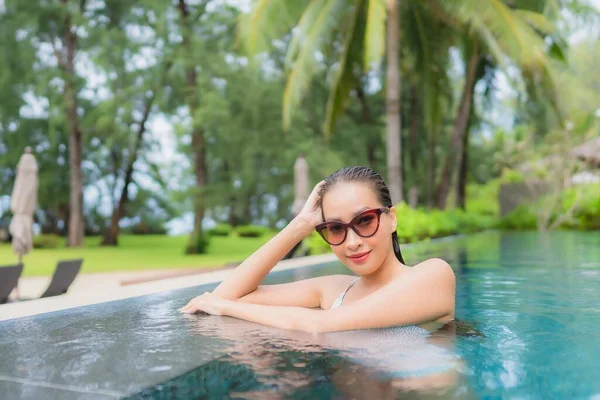 ポートレート美しい若いアジアの女性は ホテルリゾートの屋外スイミングプールの周りの笑顔のレジャーをリラックスほぼ海のビーチ — ストック写真
