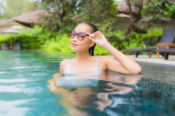 Retrato Bonito Jovem Asiático Mulher Relaxar Sorriso Lazer Redor Piscina — Fotografia de Stock