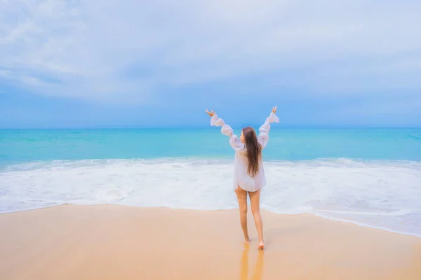 Ritratto Bella Giovane Donna Asiatica Relax Svago Sorriso Intorno Spiaggia — Foto Stock