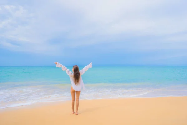 Ritratto Bella Giovane Donna Asiatica Relax Svago Sorriso Intorno Spiaggia — Foto Stock