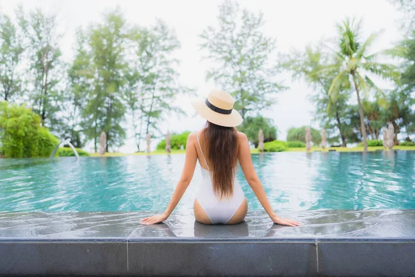 Retrato Bonito Jovem Asiático Mulher Relaxar Sorriso Lazer Redor Piscina — Fotografia de Stock