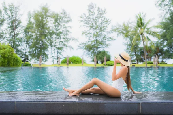 Retrato Hermosa Joven Mujer Asiática Relajarse Sonrisa Ocio Alrededor Piscina — Foto de Stock