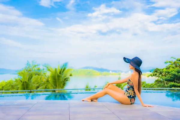 Retrato Hermosa Joven Mujer Asiática Relajarse Sonrisa Ocio Alrededor Piscina — Foto de Stock