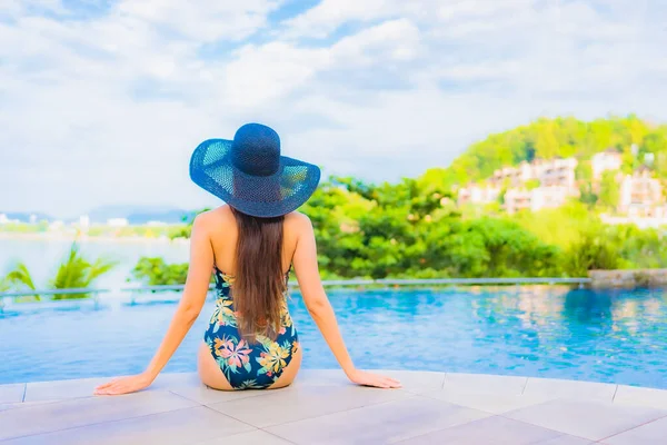 Portret Mooie Jonge Aziatische Vrouw Ontspannen Glimlach Vrijetijdsbesteding Rond Openlucht — Stockfoto