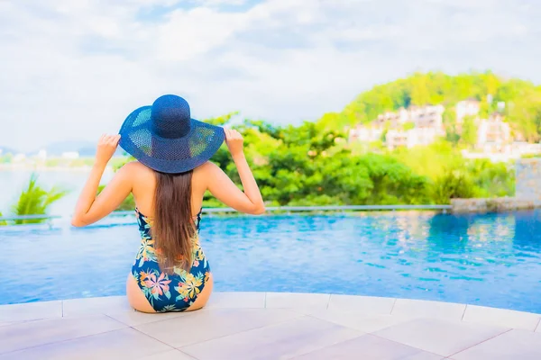 Retrato Hermosa Joven Mujer Asiática Relajarse Sonrisa Ocio Alrededor Piscina — Foto de Stock