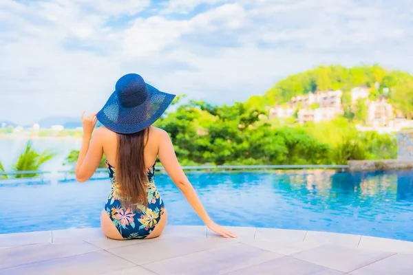 Retrato Bonito Jovem Asiático Mulher Relaxar Sorriso Lazer Redor Piscina — Fotografia de Stock