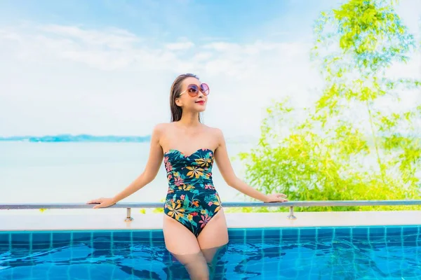 Retrato Bonito Jovem Asiático Mulher Relaxar Sorriso Lazer Redor Piscina — Fotografia de Stock