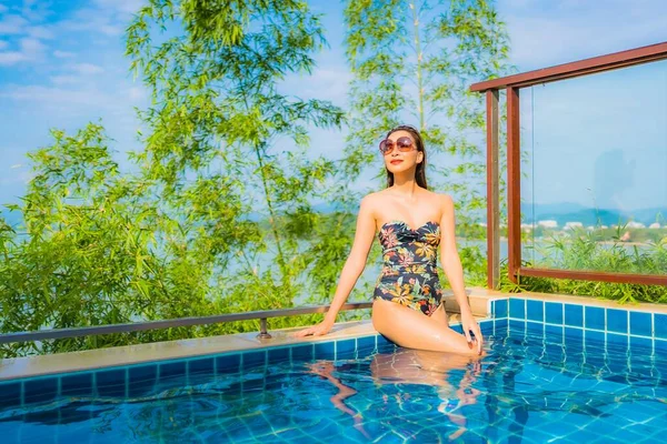 Retrato Hermosa Joven Mujer Asiática Relajarse Sonrisa Ocio Alrededor Piscina — Foto de Stock