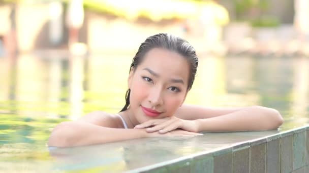Portrait Belle Jeune Femme Asiatique Relax Sourire Loisirs Autour Piscine — Video