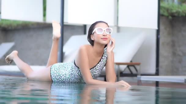 Portrait Belle Jeune Femme Asiatique Relax Sourire Loisirs Autour Piscine — Video