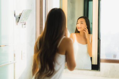 Güzel bir Asyalı kadın portresi. Banyo içinde yüzünü ve yüzünü kontrol et.