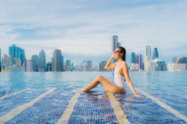 Güzel bir Asyalı kadın portresi. Rahatlayın. Mutlu bir gülümseme.