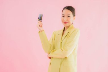 Renkli kredi kartıyla güzel Asyalı iş kadını portresi