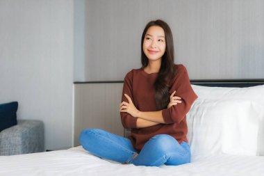 Güzel bir Asyalı kadın portresi. Yatak odasında, iç tarafta.